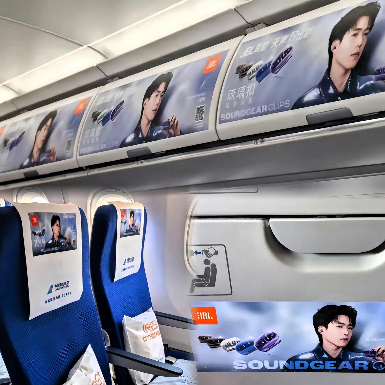 一整个被惊喜到！南航的飞机上都是王楚钦的海报，连登机牌都印着他，这波操作