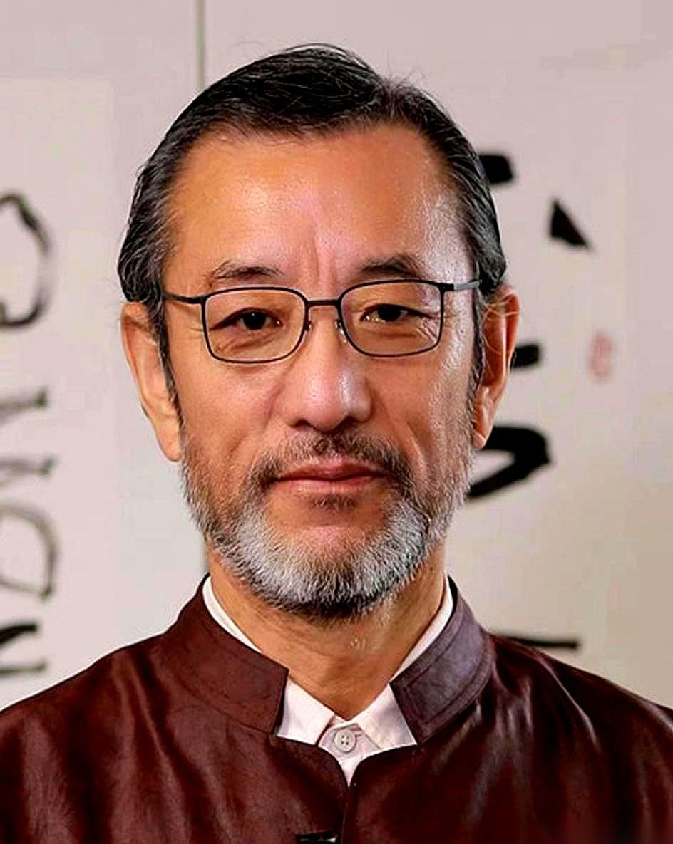 金丝眼镜，花白胡子，往那一坐，就是一副国学大师的派头。这个人叫连辑。78年恢