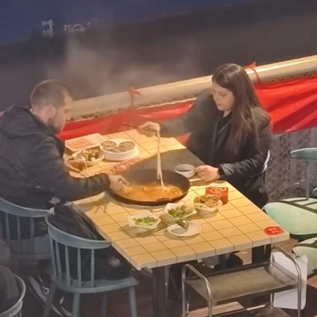 最近重庆街头有段视频可火了，画面里两个外国朋友正坐在火锅店，对着热气腾腾的锅和两