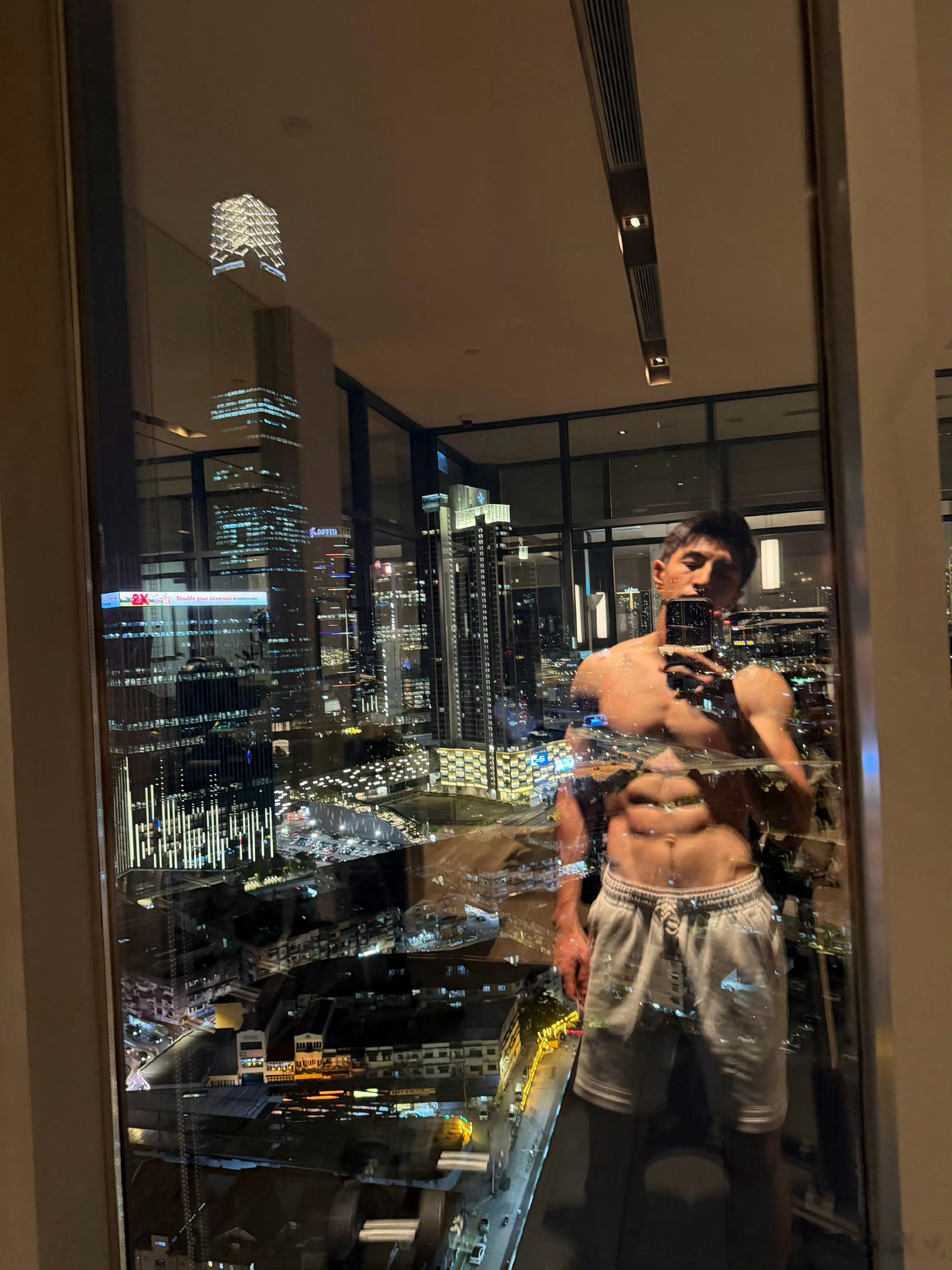 金瀚晒健身照，这腹肌练挺好就是麻烦下次拍的时候离镜头远点