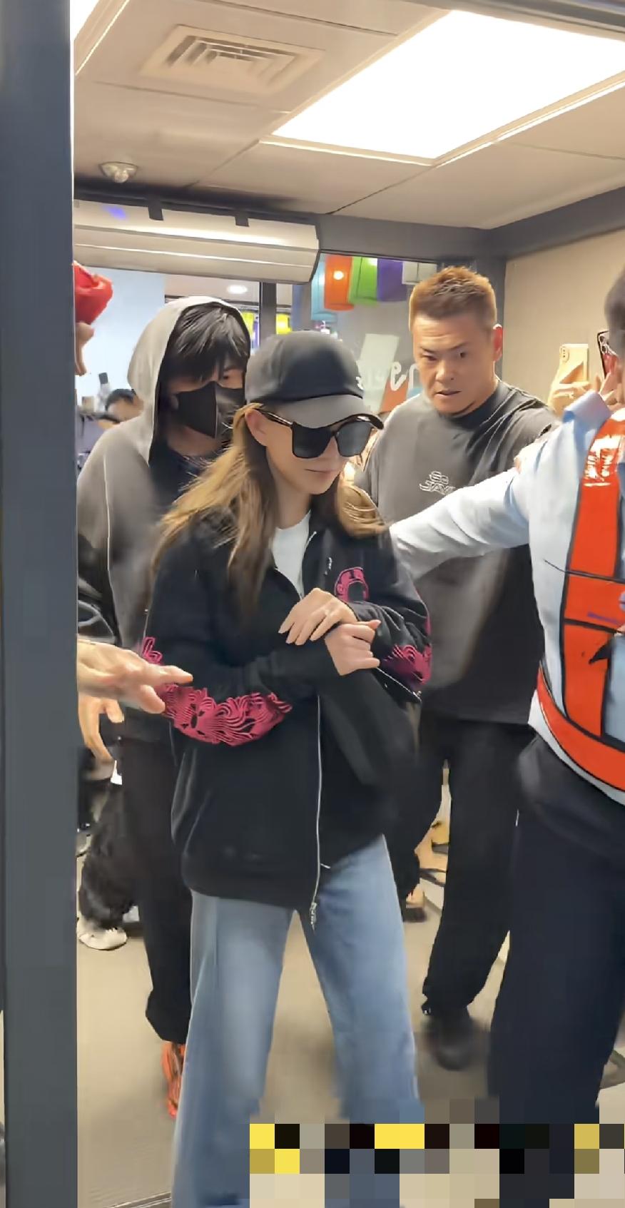 周杰伦在泰国竟然这么火，被泰国警察层层包围，而他则扶着昆凌的肩膀，昆凌有点憔悴，