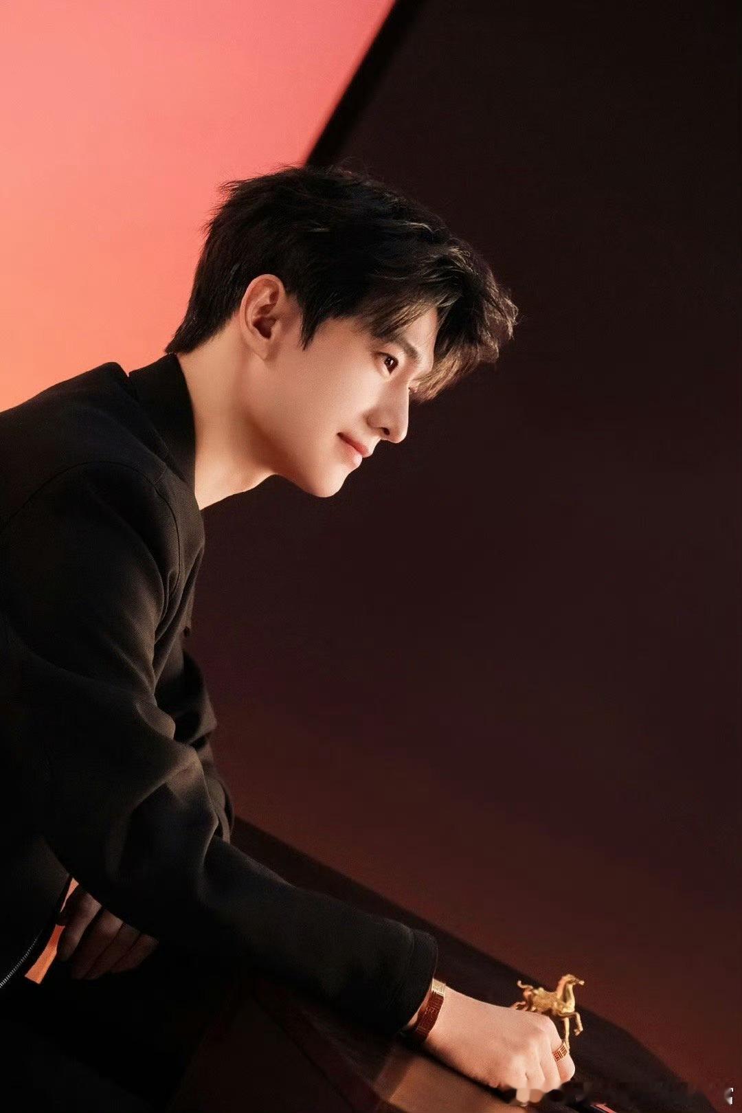 杨洋 顶级Alpha的苏感杨洋就是时尚界最严厉的daddy！背头造型+黑色西装，