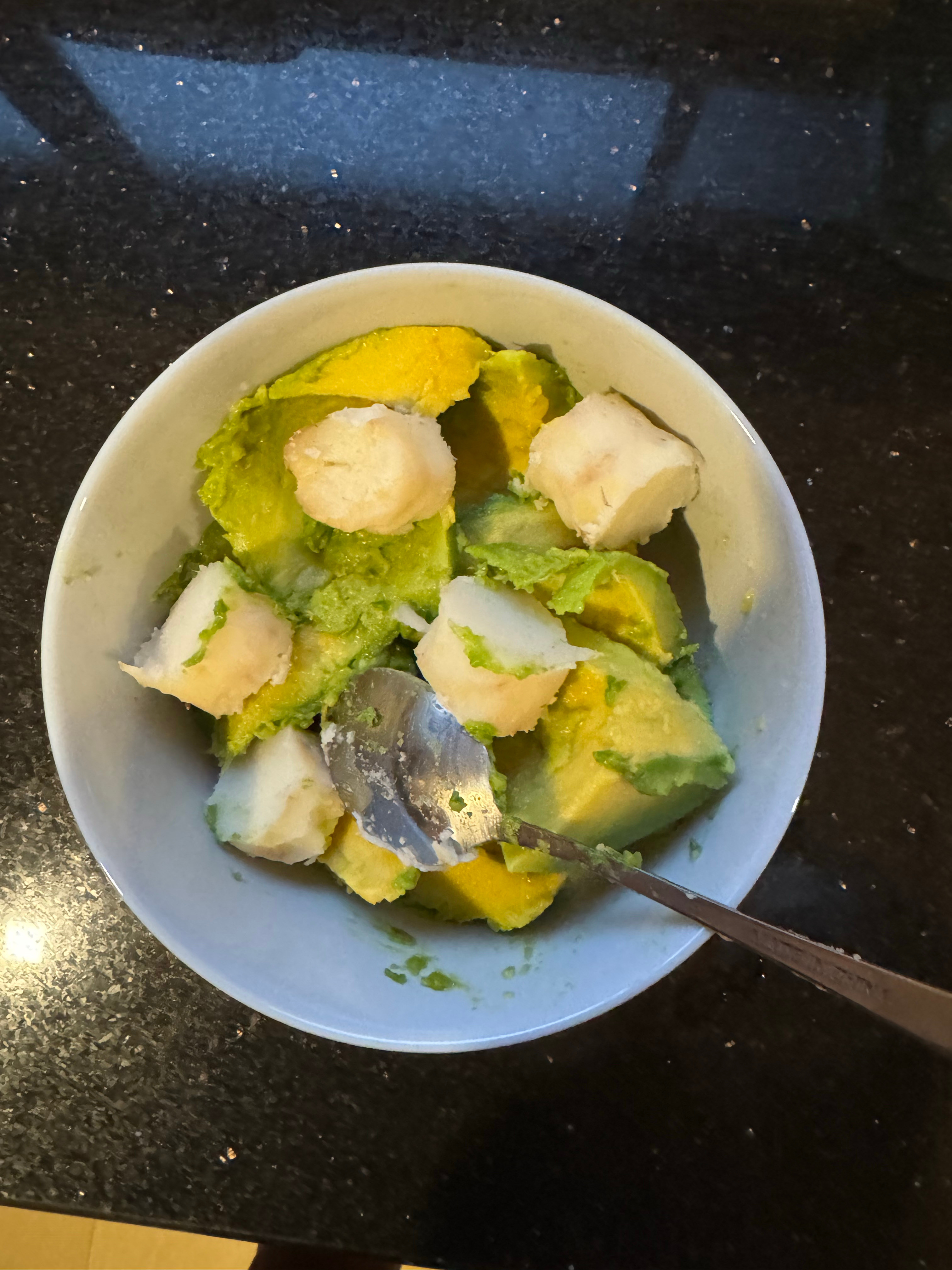 据不完全统计，这几天我吃的是：原味酸奶拌彩椒+西红柿原味酸奶拌牛油果+山药樱桃味