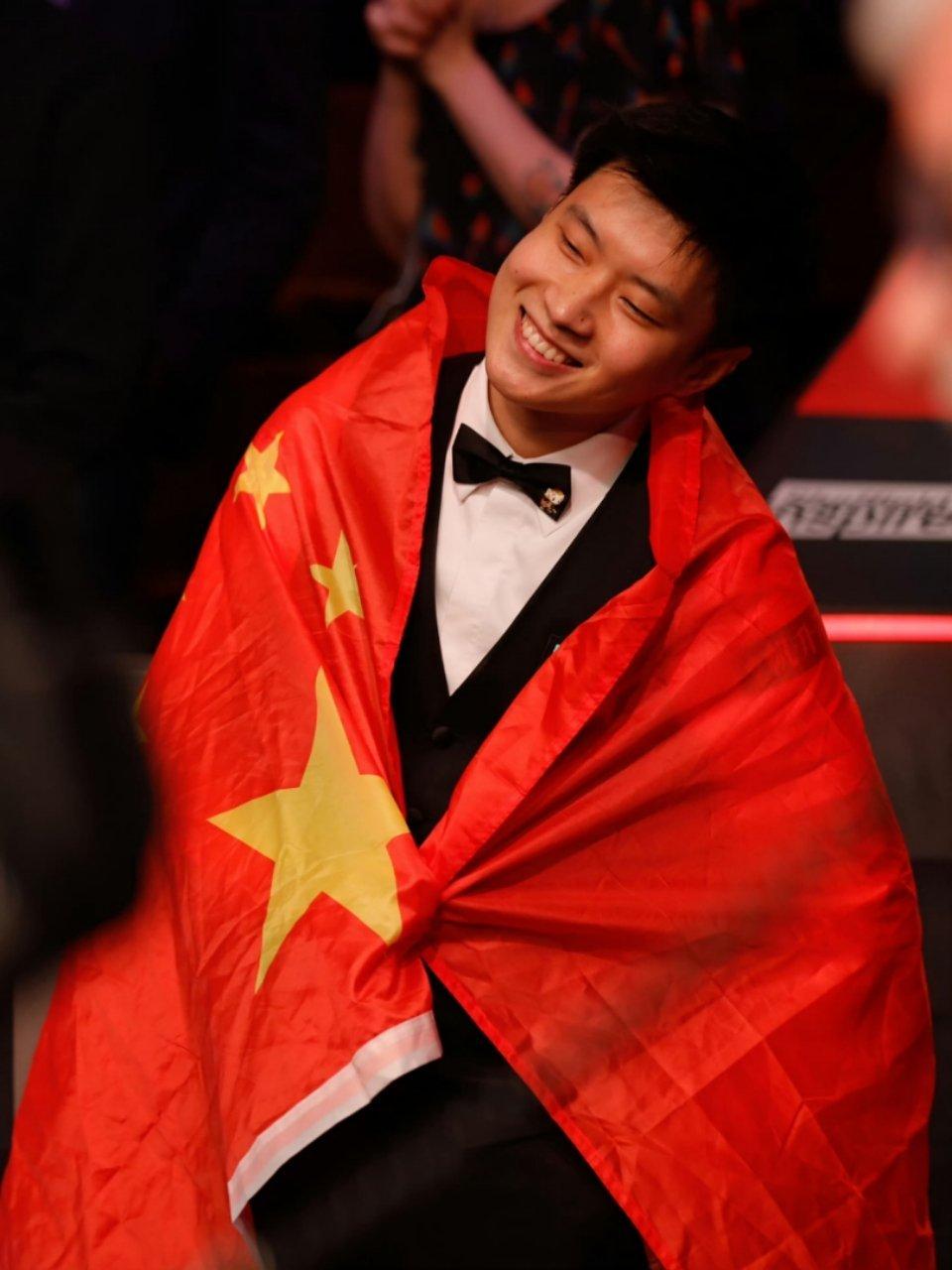 “世锦赛夺冠对于我的人生以及中国斯诺克而言，都是特殊时刻。那一刻，必须要有五星红