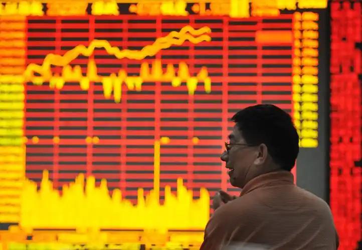 中东这场仗，已经悄悄从你今年的收入里抽走了近1000元人民币，不管你是在城市打拼