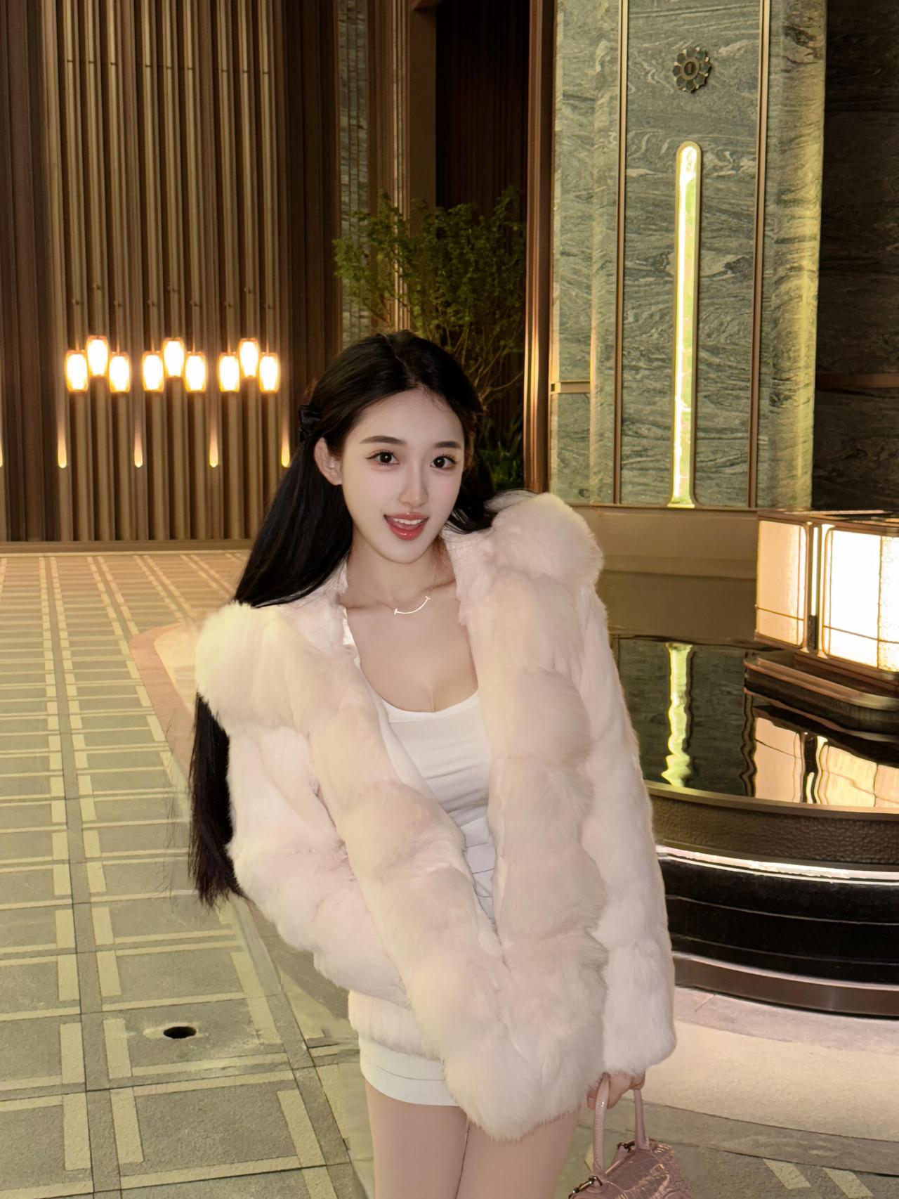 完美女人三分清纯三分艳丽三分妩媚和一分可爱构成了我这个十分完美的女人。