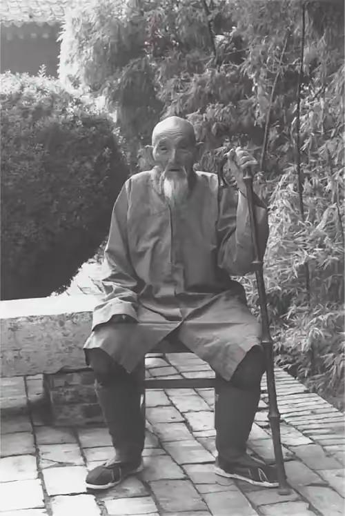 1943年，在成都东门外圣佛寺前，每天上百病人排队求治，而端坐中央的，是一个相貌