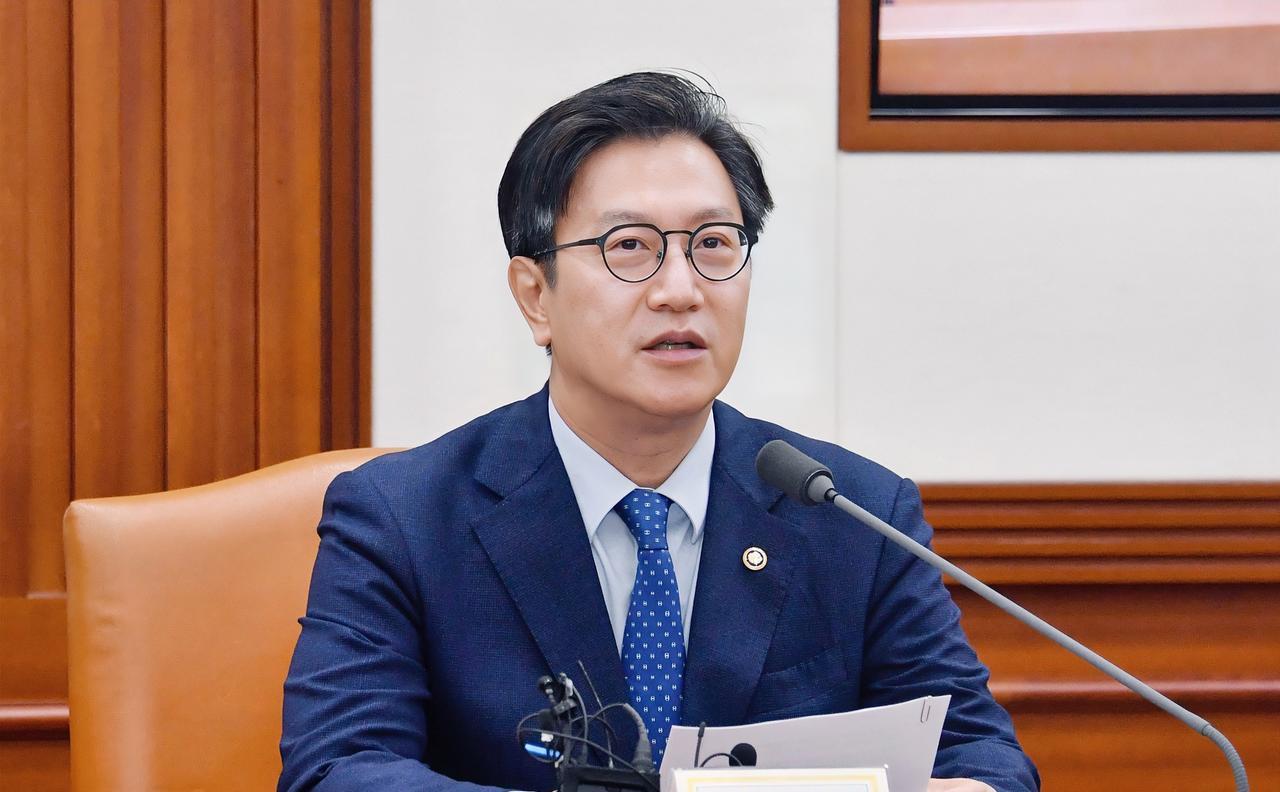 韩国顶不住了目前韩国的进出口数据非常低迷，如果再不采取措施将会影响韩国的经济增