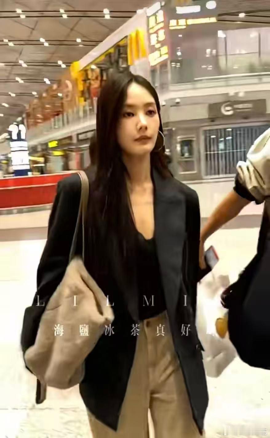 李一桐替粉丝给撞到的路人道歉机场偶遇的小插曲里，她既有替粉丝道歉的礼貌，又有关