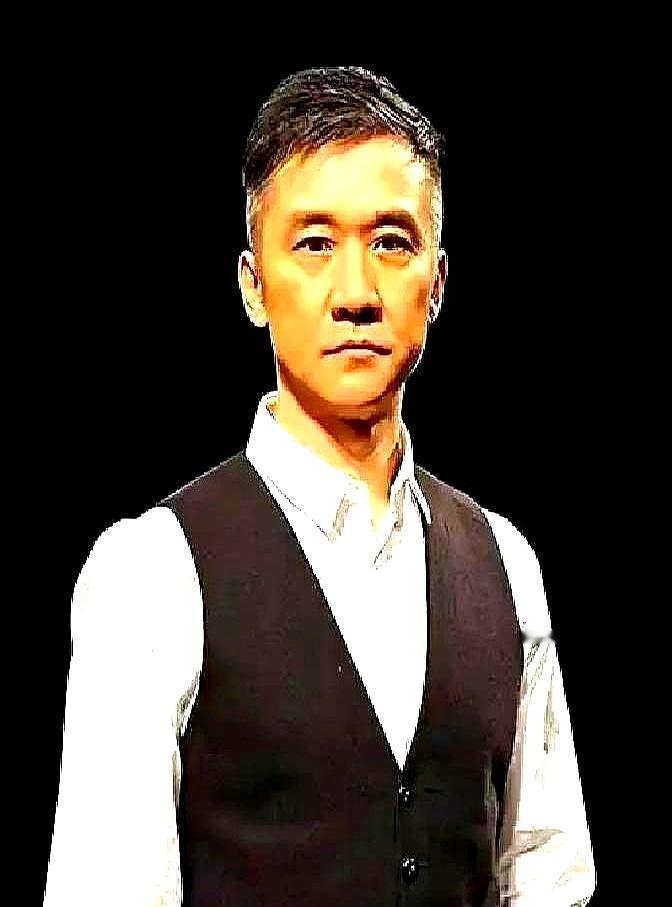 儿子管继父叫“爸”，提到他时只说“那个人”。五十六岁的黄志忠，又被拍到深夜