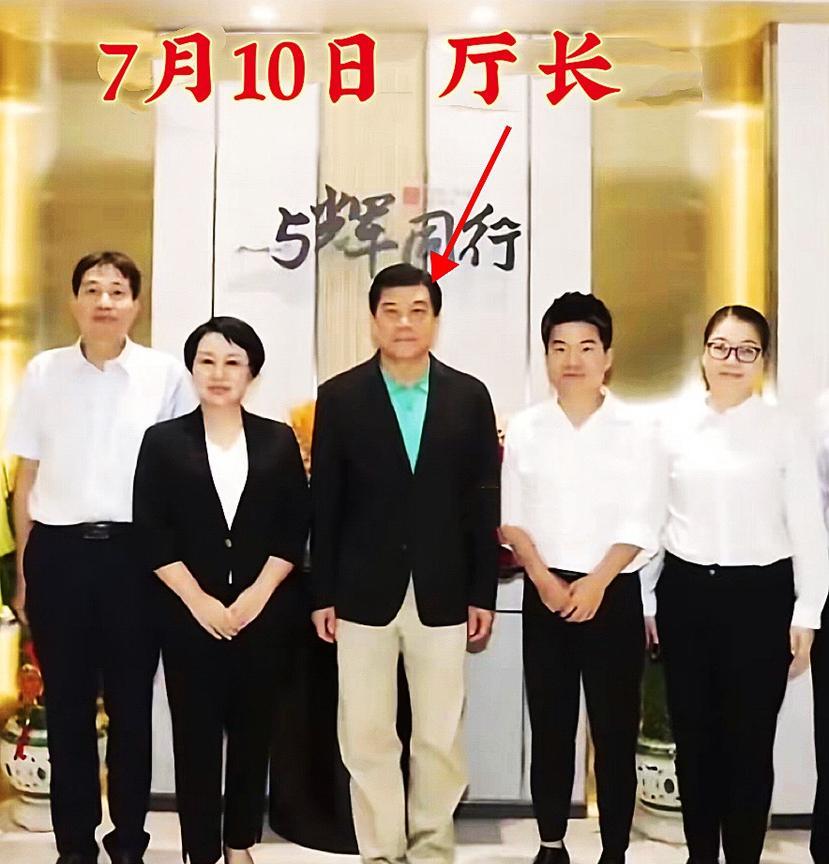 广西商务厅长和董宇辉二度合影。上次是6月18日，广西授予董宇辉＂电商合作伙伴＂