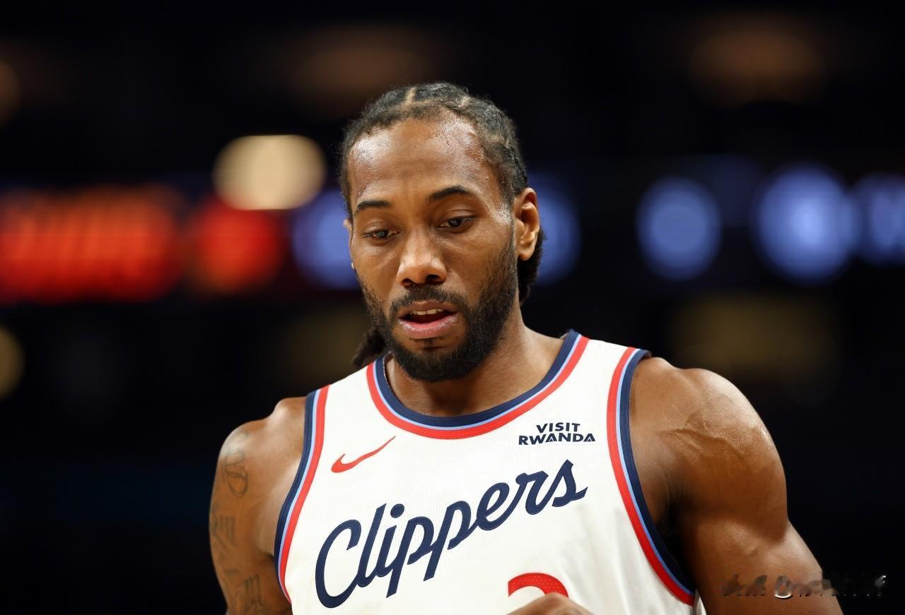 伦纳德有多不容易，看数据就知道了，多项数据排名快船队第1：1、得分：27.7