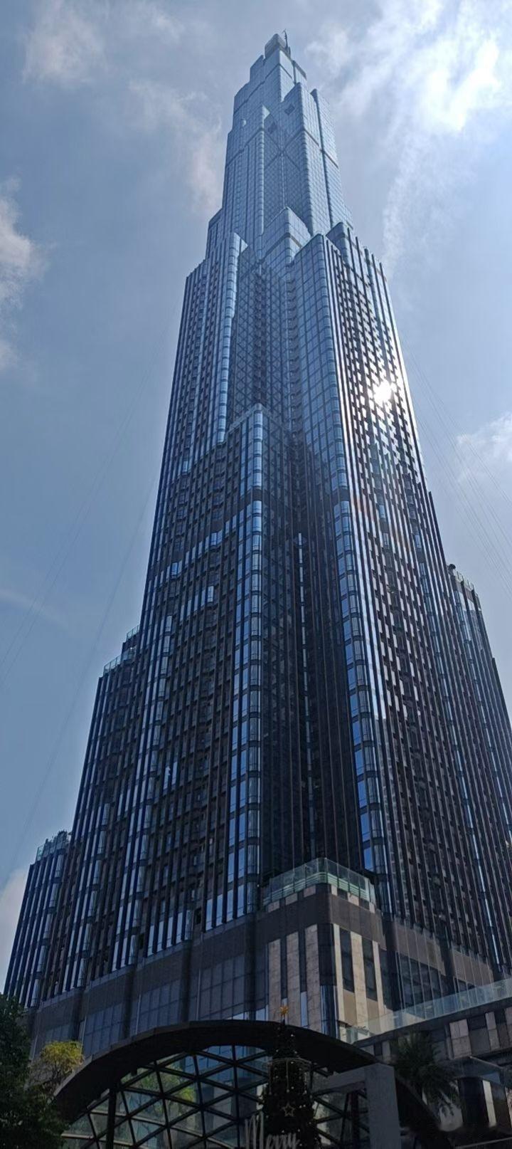 在越南胡志明市的Vincom地标塔、越南第一高楼里吃了一顿海鲜，感觉也不便宜