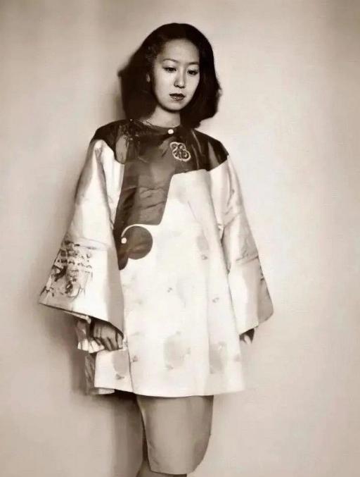 1956年，吃下堕胎药的张爱玲，在床上疼的直打滚。突然，孩子掉下来，她长舒一口气