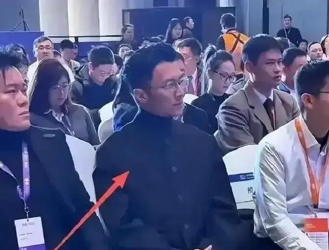 14岁女孩穿28万高定礼服坐前排参加全球女性领导力峰会，她妈也一身限量，俩人行头