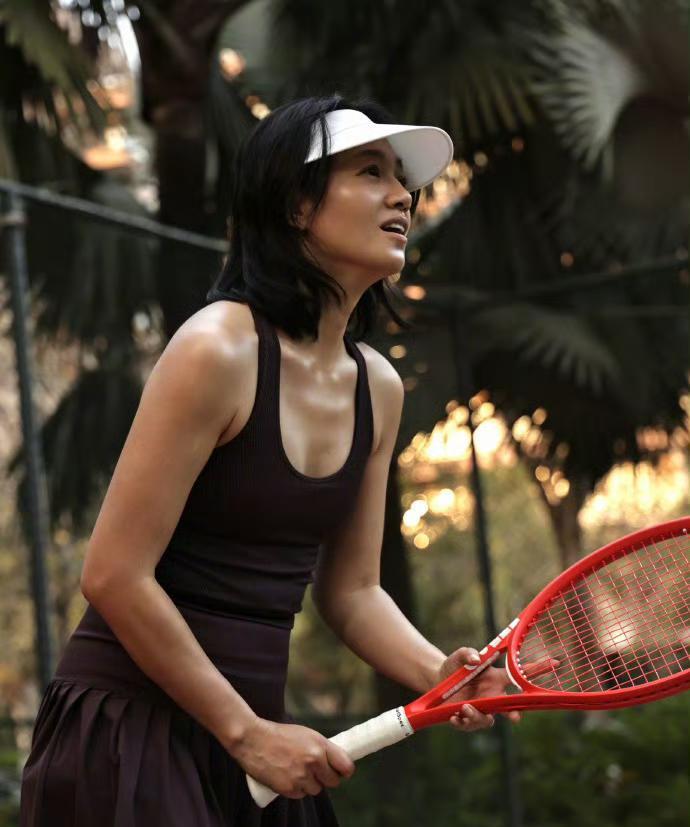 真正的美人，从来不活在粉底液里。沈梦辰录节目全身涂粉底，孙俪拍大片要全身打光