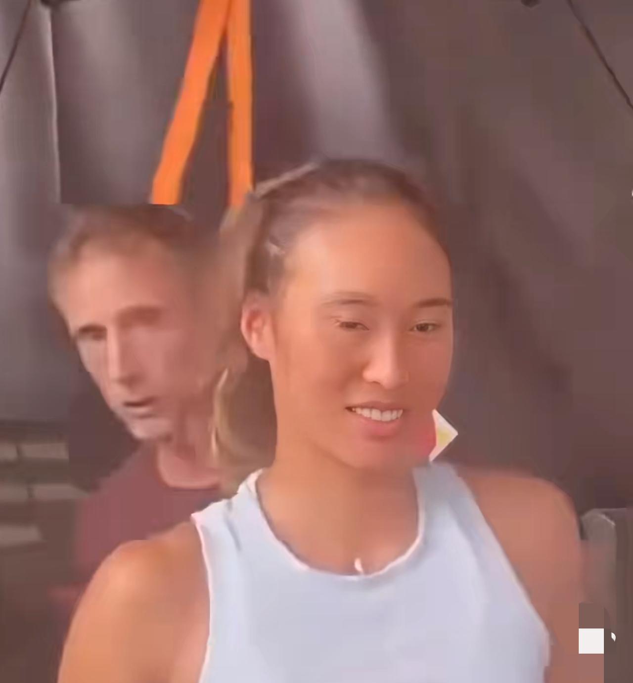 郑钦文训练完飞吻郑钦文应该也看了美网，这次在视频前感受大赛的氛围应该让她对比赛