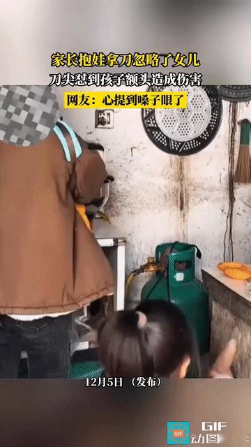 太吓人了！宝妈带娃做饭，胸前挂着一个小宝，身后跟着一个大宝，一转身手里的菜刀正好