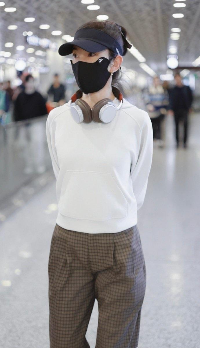 最近李冰冰现身机场，她这次穿浅色的衣服，看起来格外的显年轻。李冰冰上身搭配白