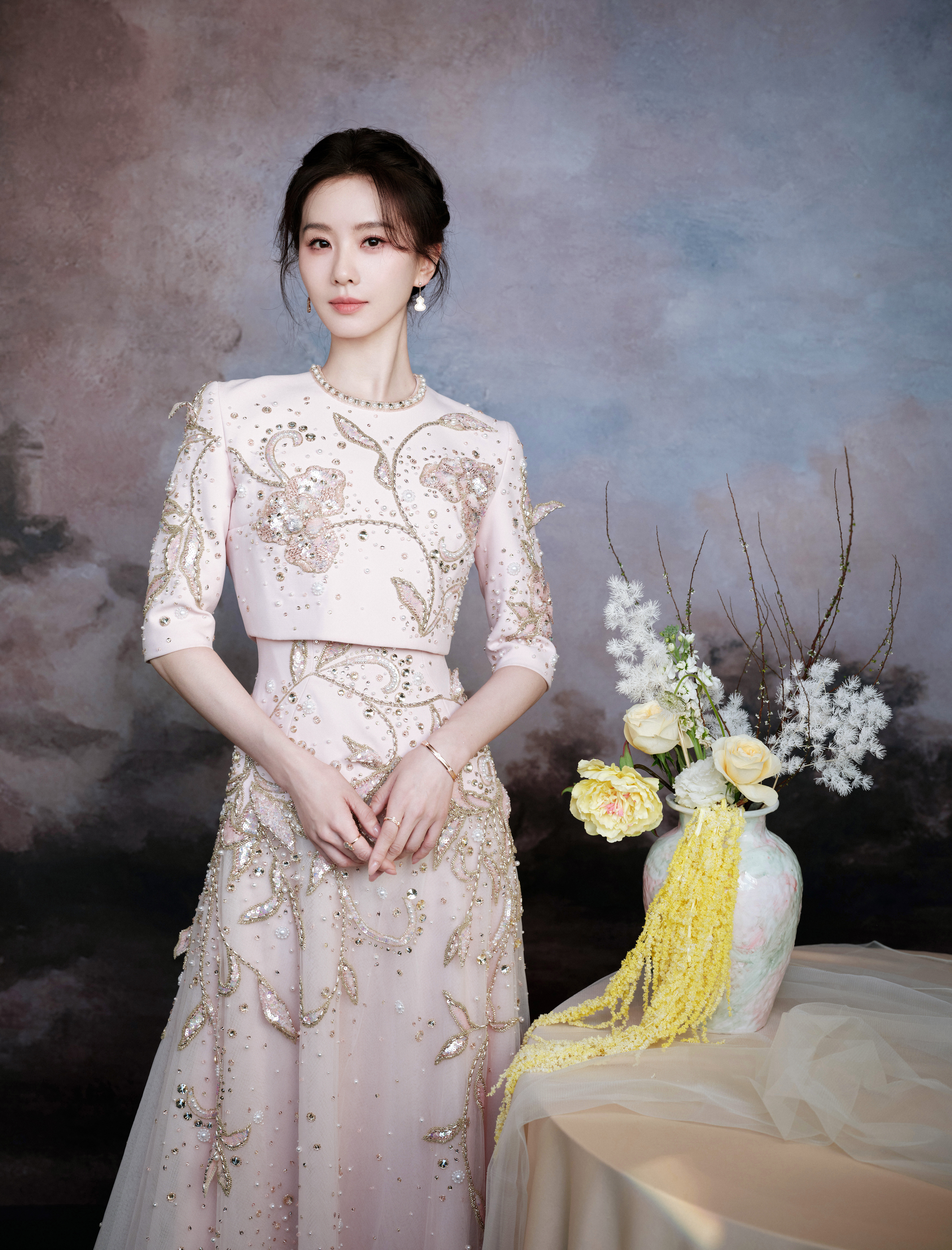 刘诗诗 白瓷与诗意共舞，于光影的笔触间优雅启程，在艺术之约中彰显独特韵味。