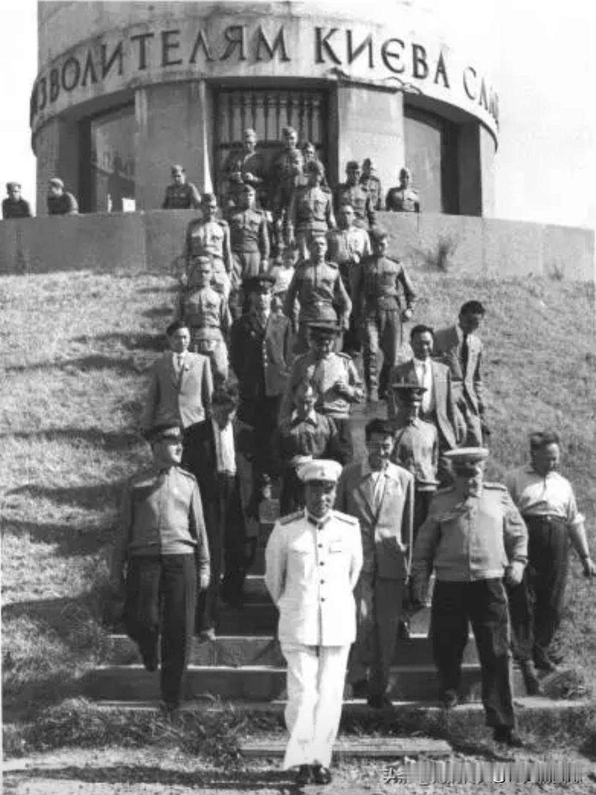 1961年，李达将军(前中)在苏联访问时，与驻基辅苏军官兵在一起的场景。当时，李