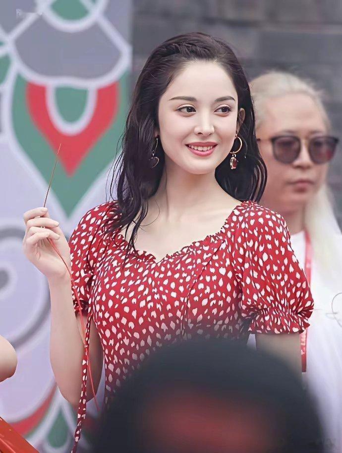 原来娜扎也胖过哎！是不是胖的时候更好看？她也是内娱白幼瘦审美受害者