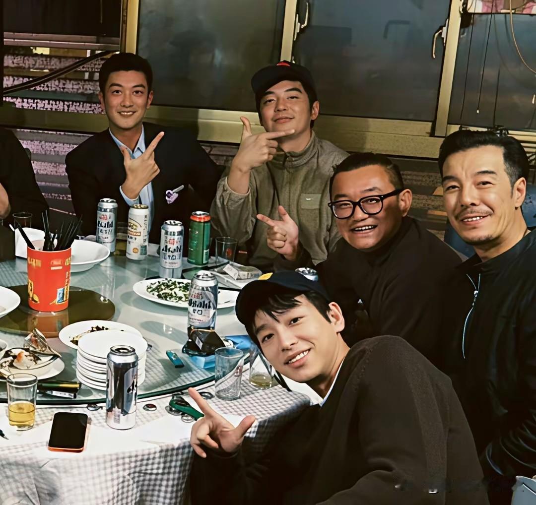 仔细看郑凯陈赫雷佳音他们的合照，你发现什么问题了没？[呲牙笑][呲牙笑]首先，餐