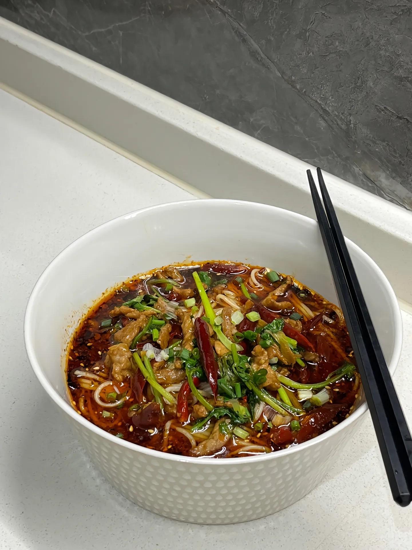 快冲啊，简单又好吃的面条做法。巨巨巨好吃的香辣肉丝面 香辣入味 做法简...