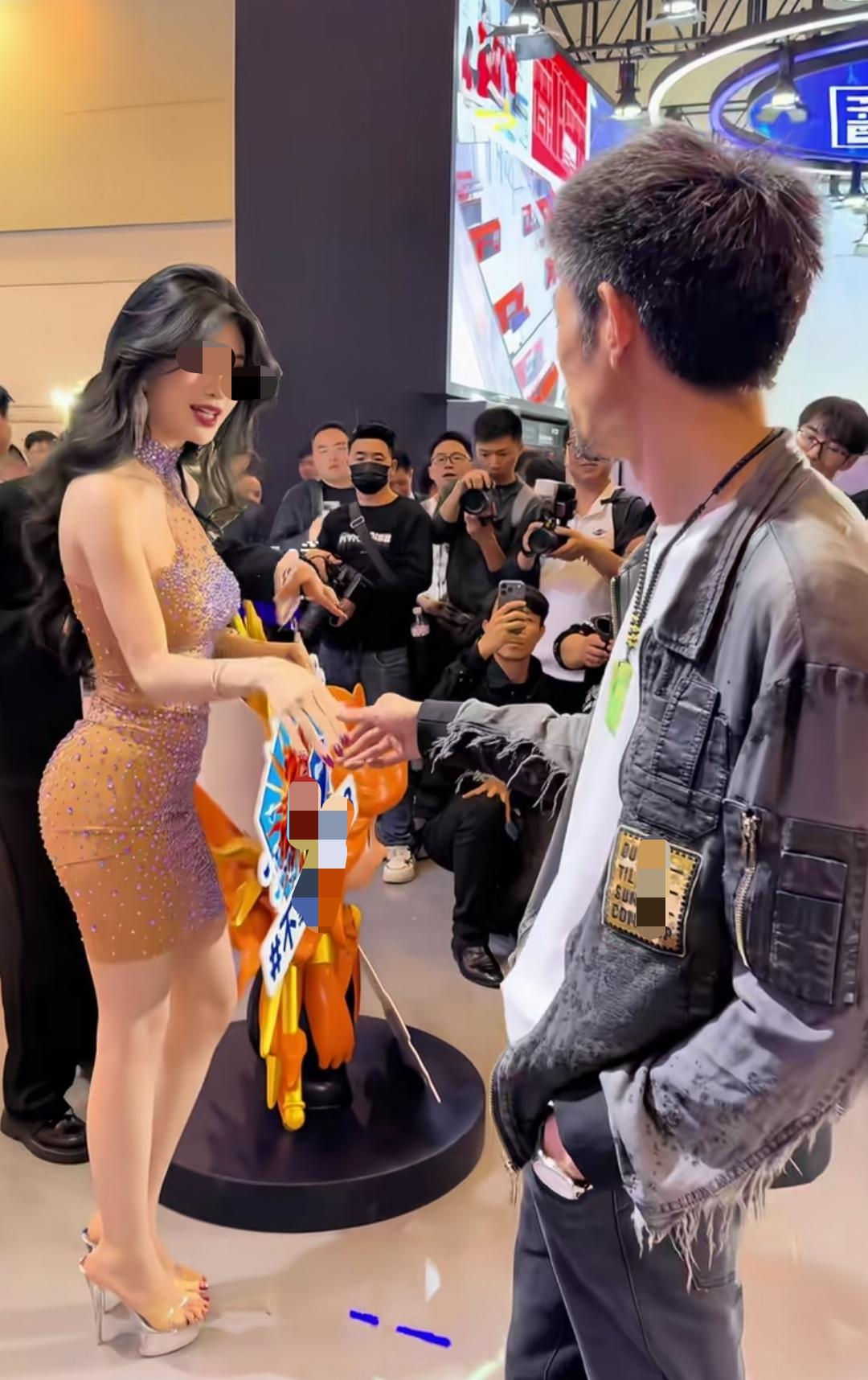 这应该是苏州车展上的二位吧，也说不好，咱的审美有点跟不上时代了！那种极致的反