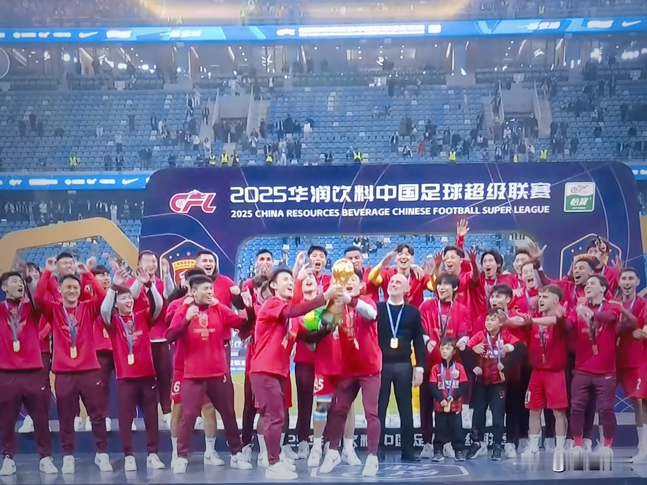 上海海港夺冠，高兴的太早了！在上海海港夺冠的一刹那，海港的球迷在大连主竟然脱去了