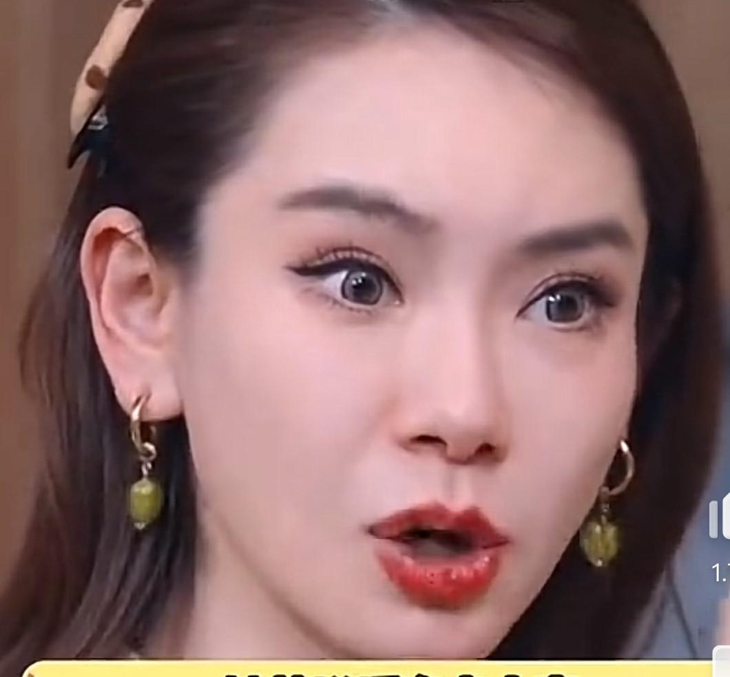演员戚薇说：“我儿子几个月大的时候，我照顾他非常辛苦。有一天Lucky放学回家，