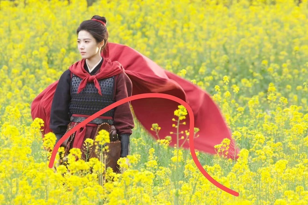 田曦薇卢昱晓的女将军造型谁更有英气？