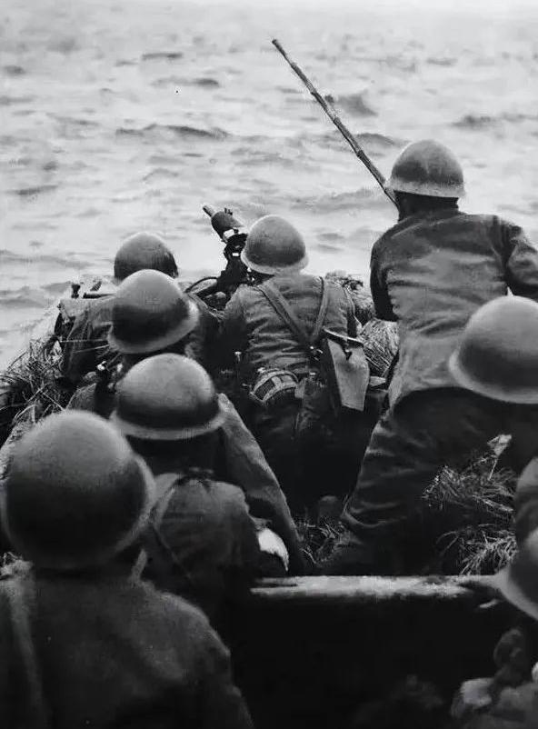 1942年，渔夫陈根土载着16个日军过江，船行驶到江心，原本一脸谄媚的陈根土突然