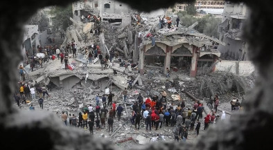 巴勒斯坦人哭泣：“我们是人，不是动物，国家在哪？世界在哪？我们想要战争停止”。