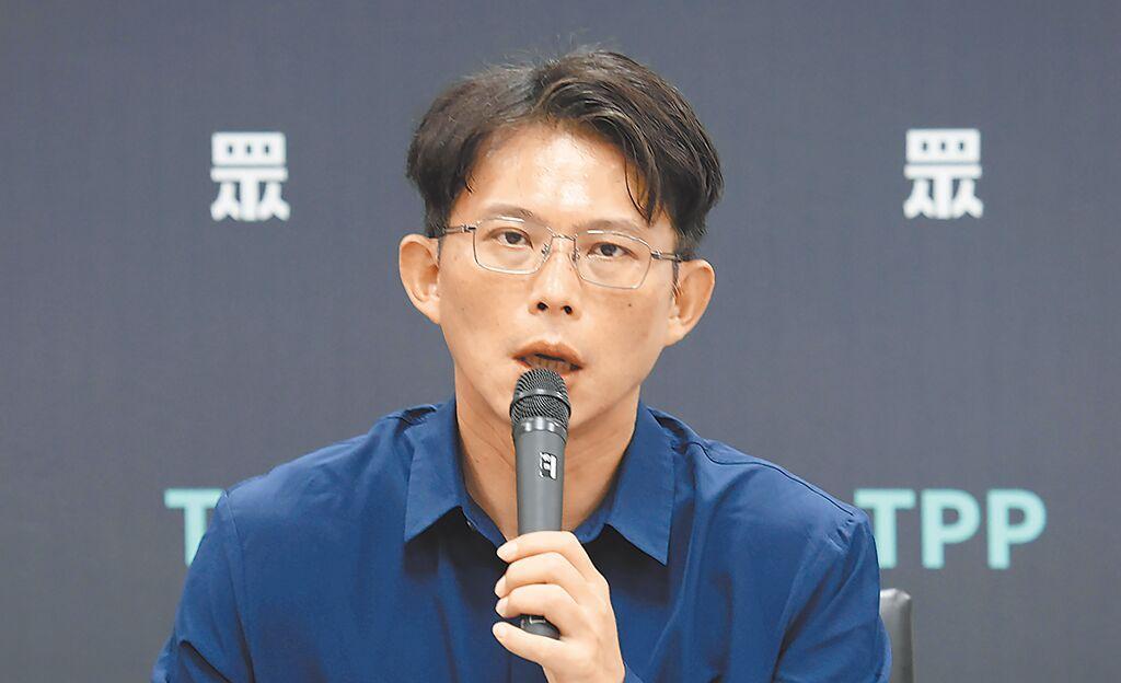 绿讽朱缺风范批黄把橄榄树砍了民众党主席黄国昌、国民党主席朱立伦17日均宣布不