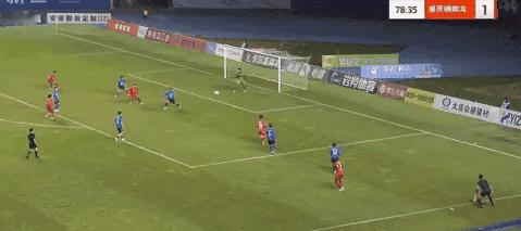 2-1，世界波破门！向余望射门靴回来了！来看看向队这个进球吧，非常的漂亮。他在