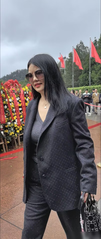 李湘又去韶山了，这次是一个人。10月4日被网友撞见，黑西装黑墨镜，气场两米八。关键人瘦得脱了相，目测