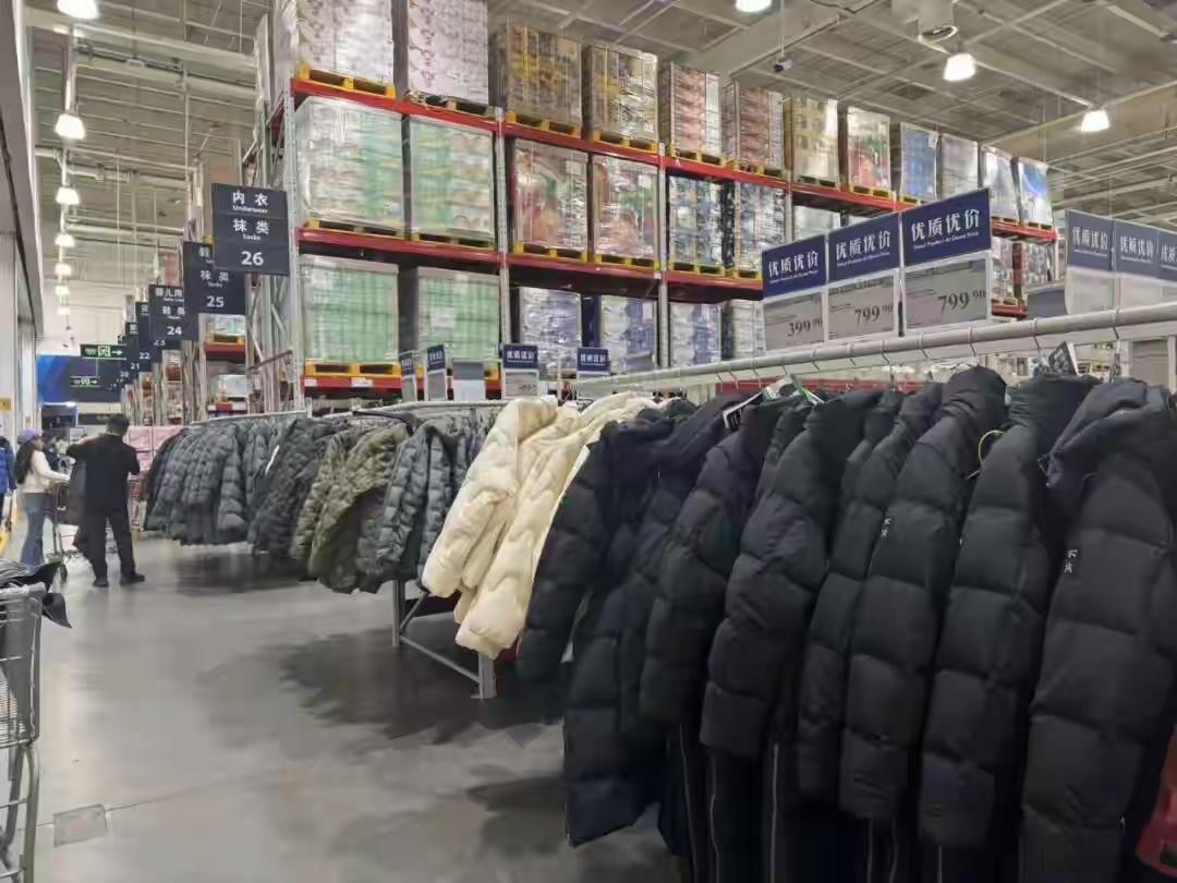 超市羽绒服火了，三五百元的羽绒服有多火？现在人们越来越清醒了，穿羽绒服主要是为