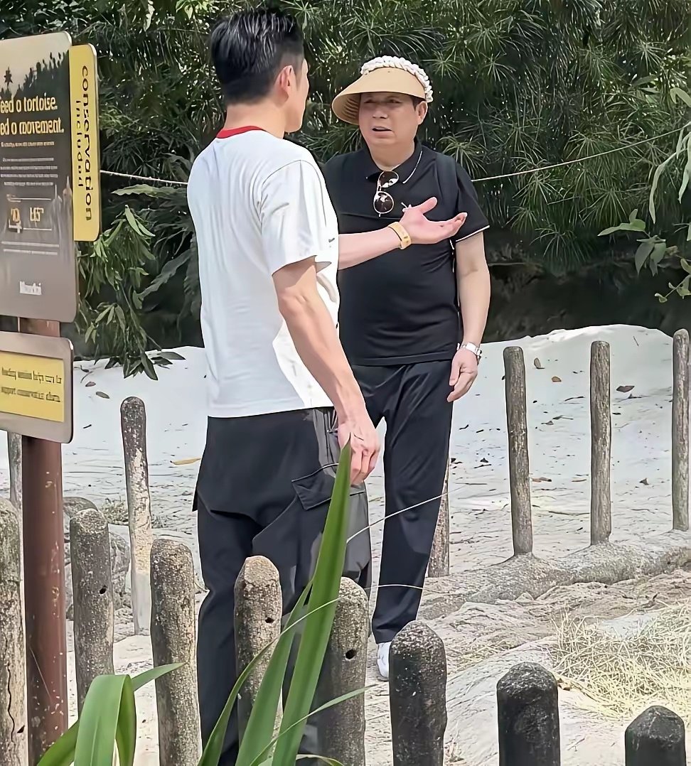 郭富城61岁，他岳父59岁。​两个人在一起，完全看不出来年龄差。​不知道的还以为，郭富城是他岳父的儿