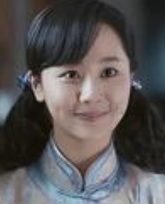 近日，杨紫拍摄民国新剧《玉兰花开君再来》的路透引发关注。路透照片中，杨紫身穿素