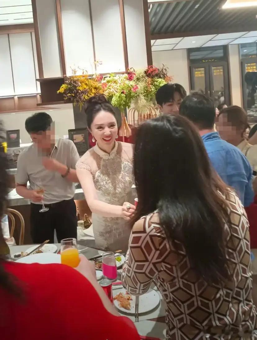 曝董璇张维伊婚宴照董璇和张维伊在大同办婚宴的照片曝光，照片里董璇一袭白色旗袍，腰