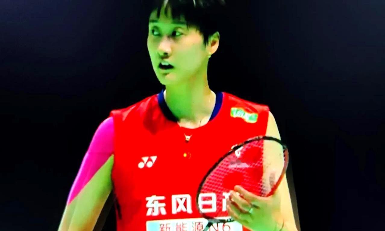 羽毛球赛场罕见红牌！印度名将被当场罚分。这事就发生在陈雨菲对阵印度名将辛杜