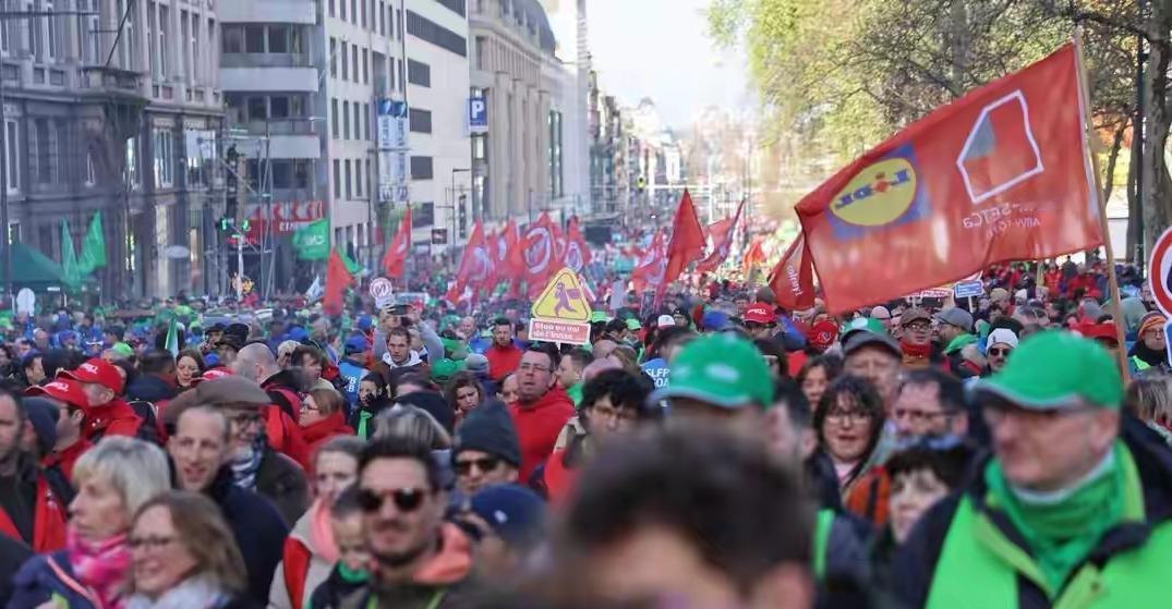 比利时达10万人罢工，反对提高退休年龄：别碰我们的养老金！
