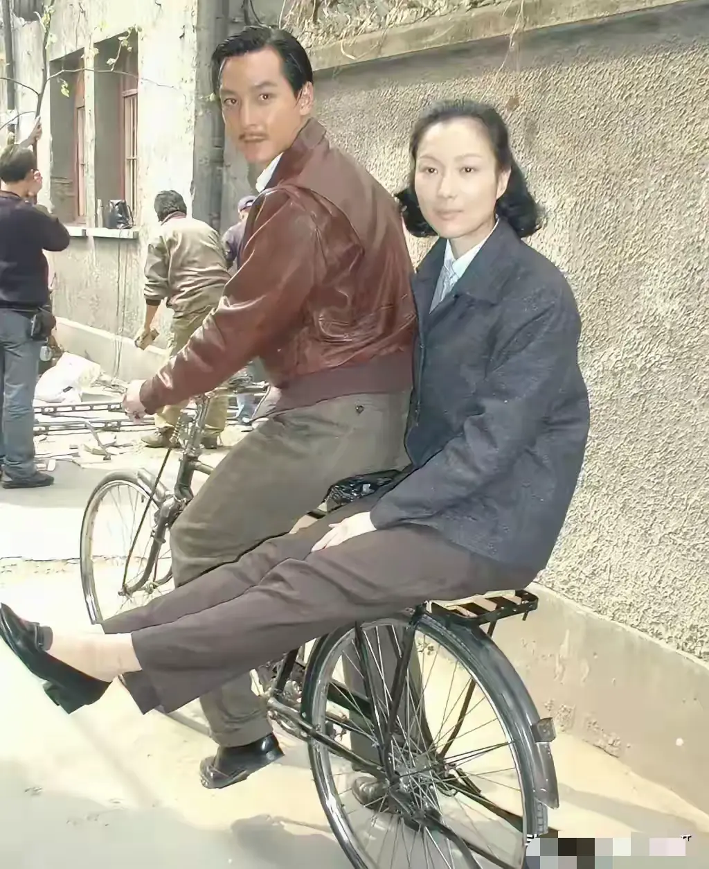 吴彦祖车后的美女看着好眼熟，就是叫不出名字来。