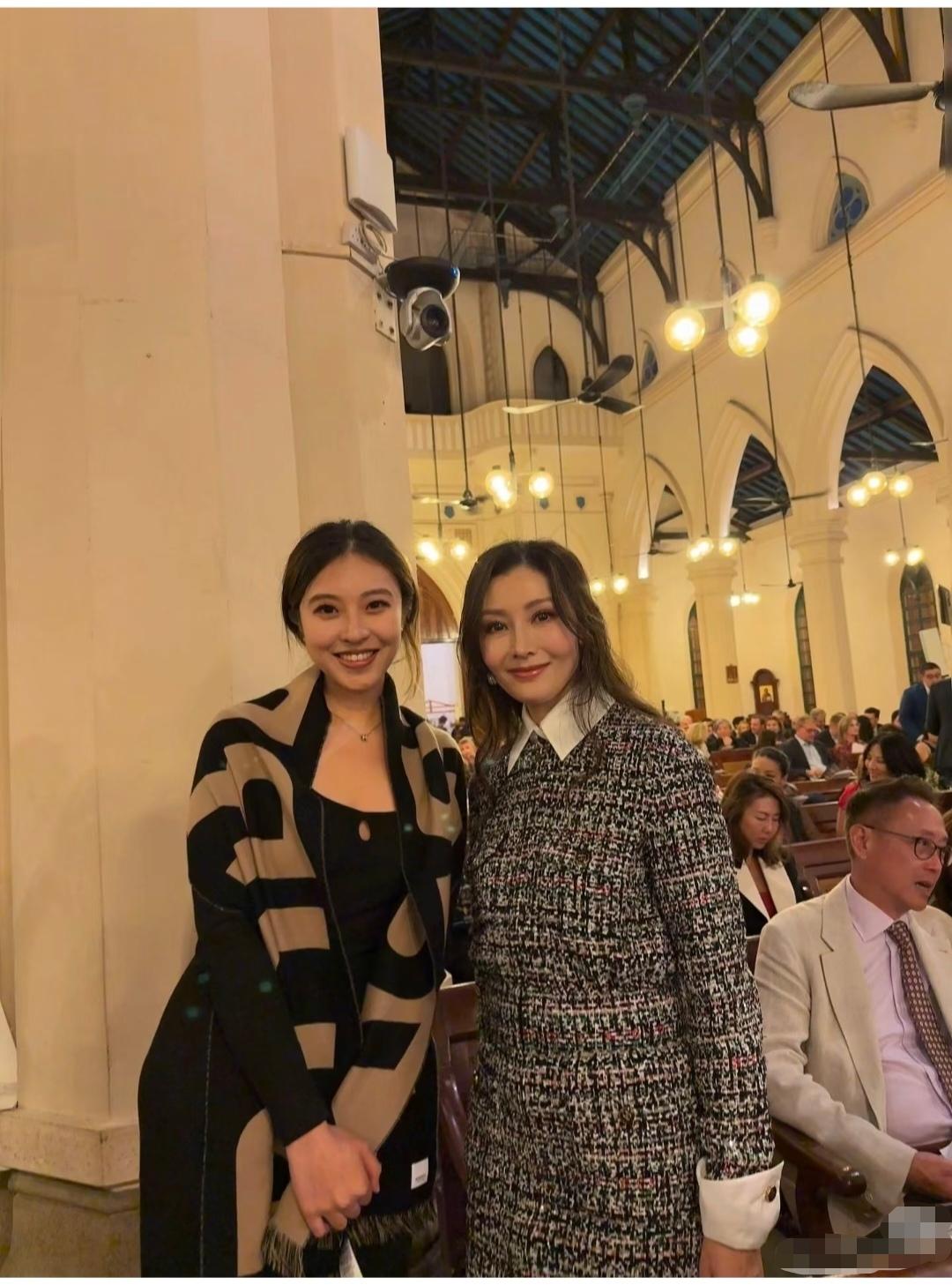 李嘉欣，这个发型看起来有点显老。