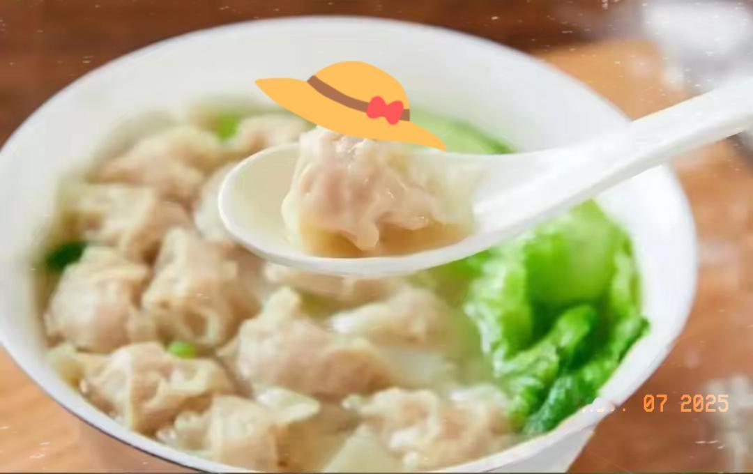 太治愈了！在沙县小吃吃云吞，撞见两个宝妈带娃聚餐，争着点餐付款的样子也太可