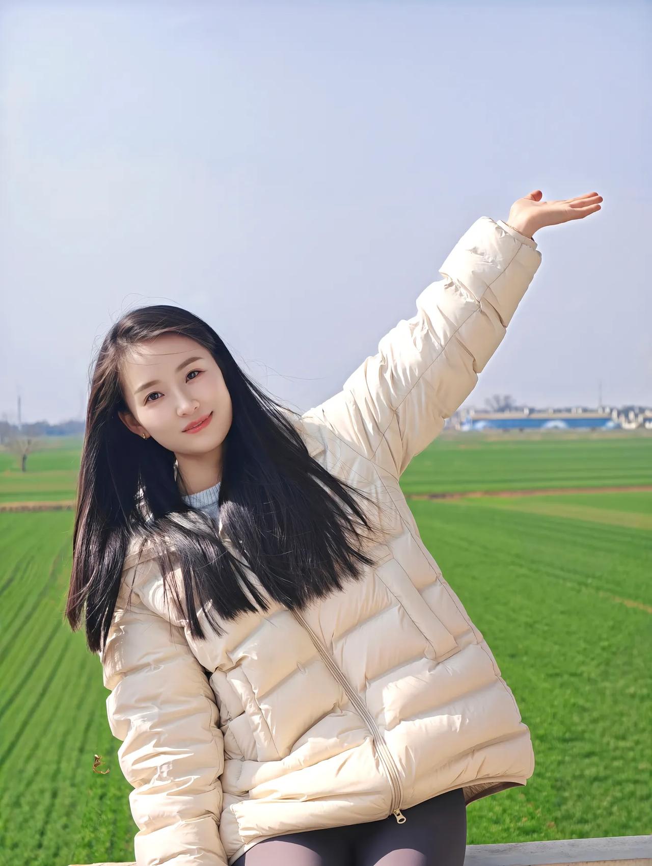 春风拂面笑，芳草绿如茵。