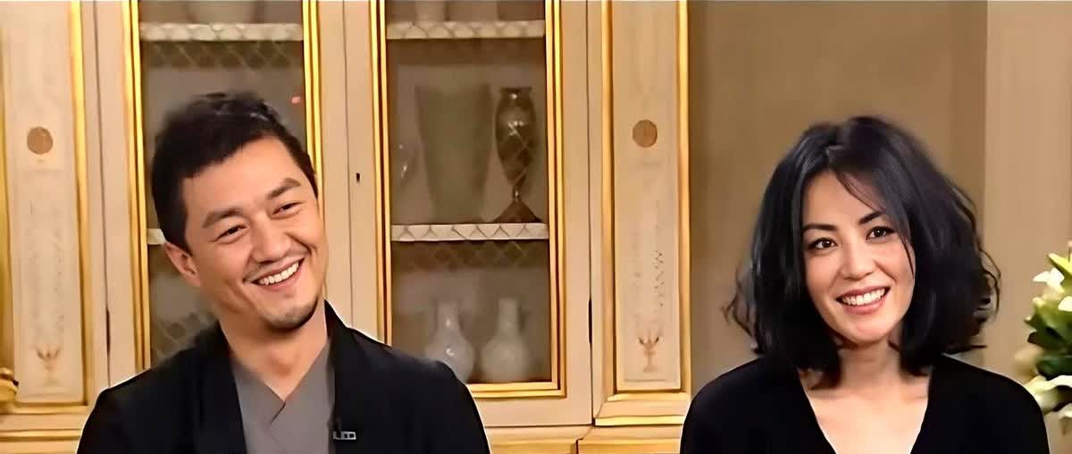 杨澜问王菲：“觉得李亚鹏对待窦靖童和李嫣一样吗？”王菲答：“表面上看是一样的