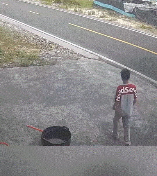 贵州，一男孩中考结束后拉着行李回家，而男孩刚到家门口便远远看到背着猪草的奶奶回来