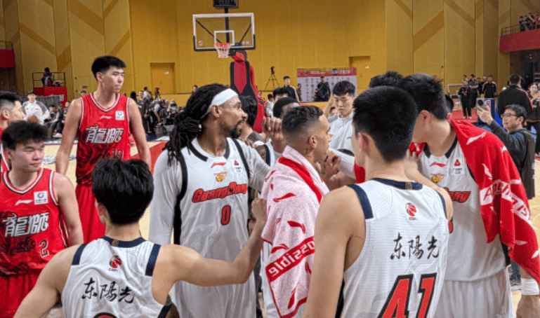 媒体人: 广东的磨合已越来越好, 陈家政防守外援表现很不错